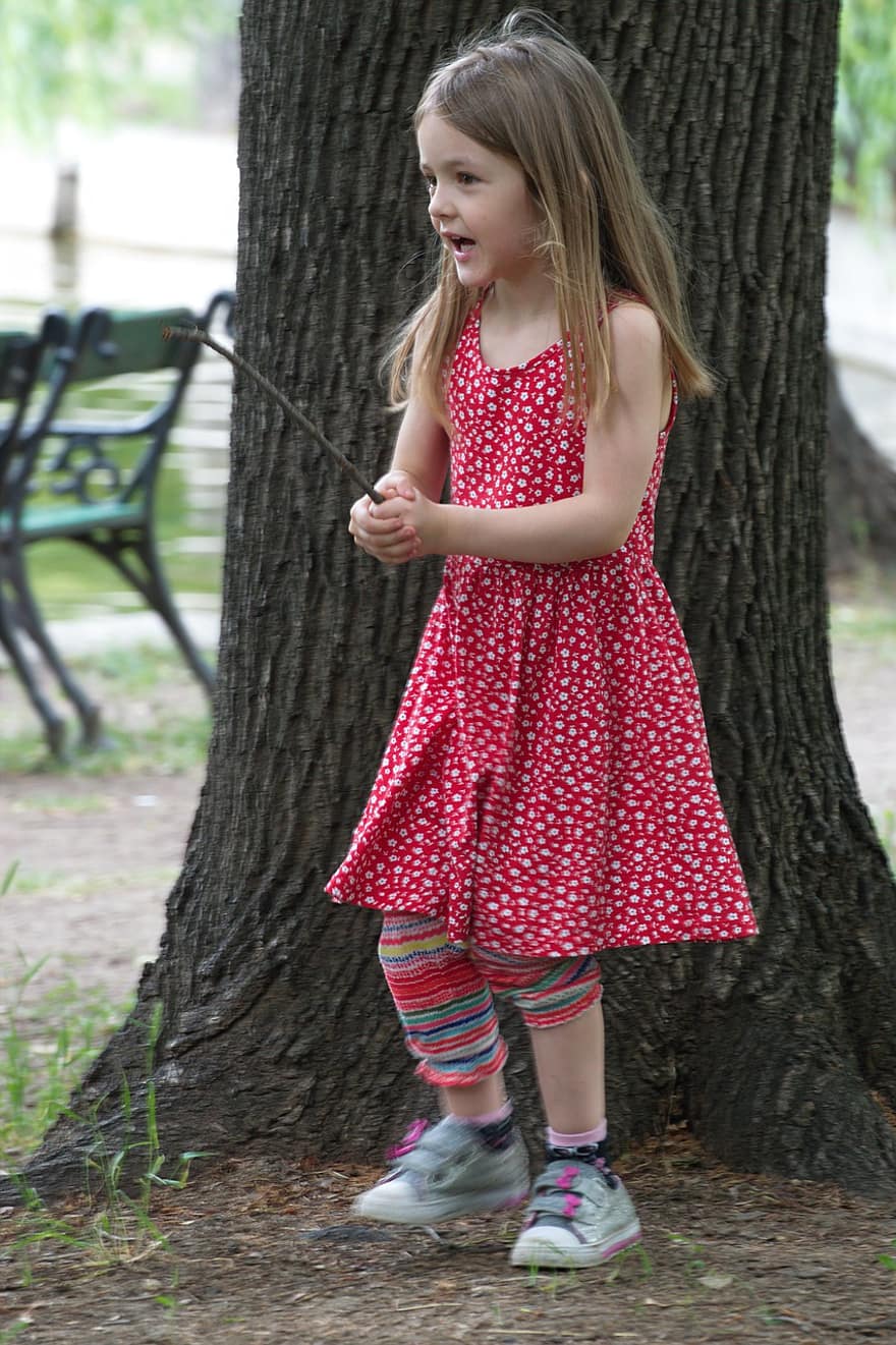 kleines Mädchen, Kind, das rote Kleid, spielen, Stock, draußen, der Stamm des Baumes, Park, Natur