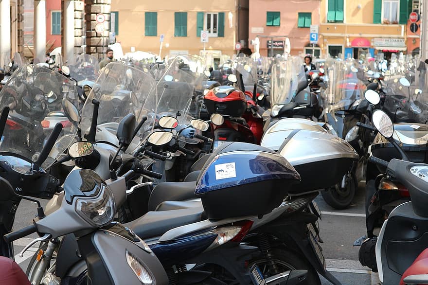 le moto, posteggio, città, Genova, Italia, scooter, moto, veicoli, motociclo, mezzi di trasporto, modalità di trasporto