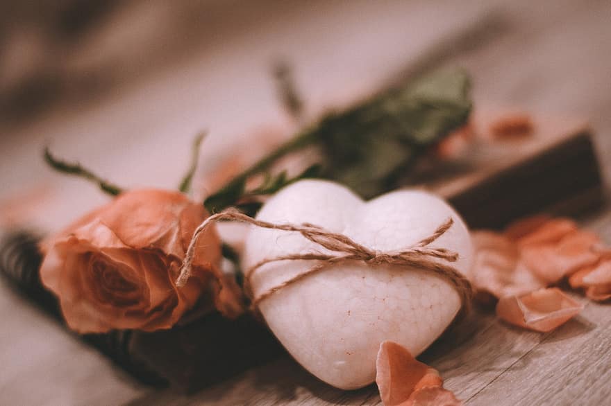szív, rózsa, Valentin nap, virág, szirmok, szeretet, esküvő, könyv, ajándék, csendélet