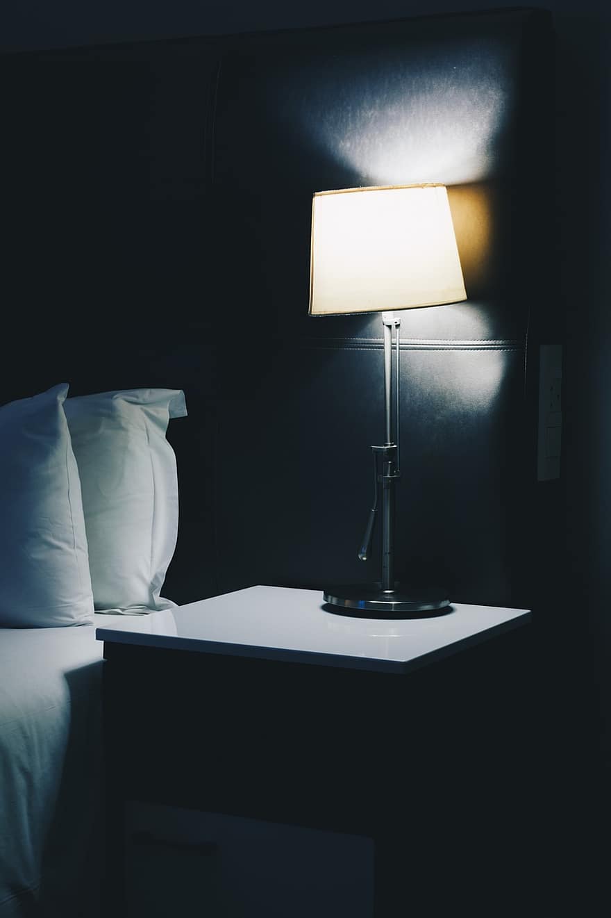 gulta, guļamistaba, lampa, naktī