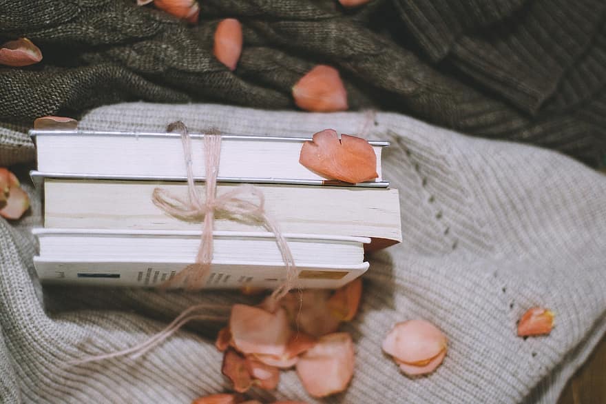 Valentīndiena, grāmatas, Mājīga estētika, rožu ziedlapiņas, grāmata, papīrs, lapas, literatūra, rudenī, mīlestība, tabula