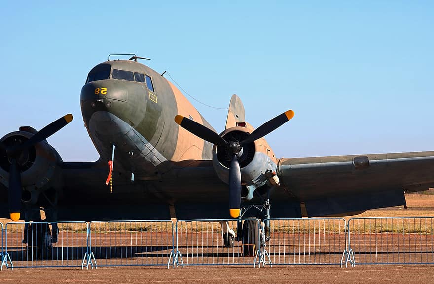 douglas c-47 dakota, Średni samolot transportowy, naprawione skrzydło, pokaz, południowoafrykańskie muzeum sił powietrznych, na dworze, Wystawa statyczna, Napęd śmigła