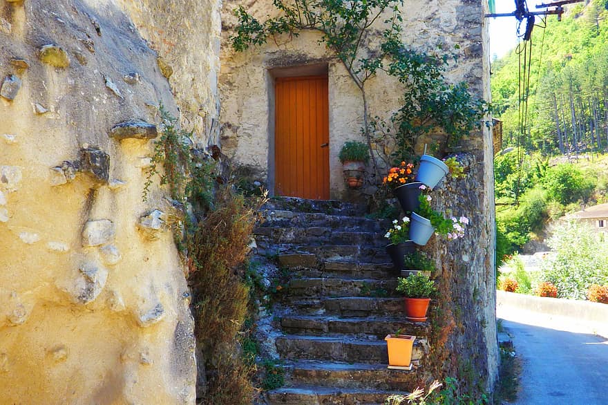 Dům, schody, vchod, dveře, rostlin, hrnce, starý, zeď, kameny, květiny, sklenice