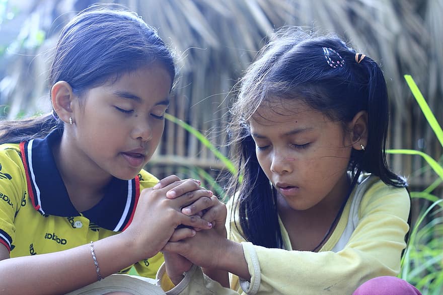 dziewczyny, modląc się, Khmer, chrześcijanin, ewangelia, chrześcijaństwo