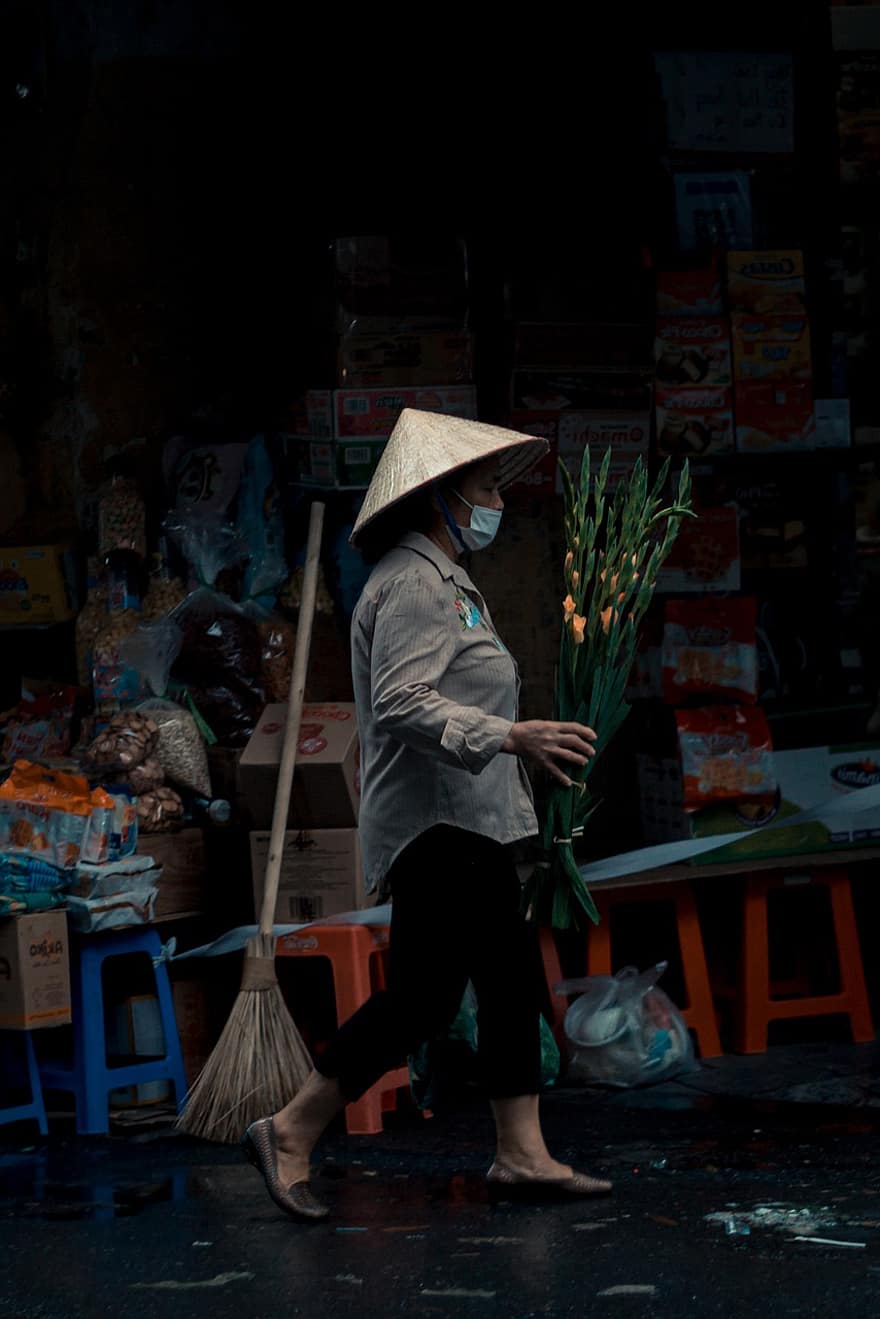 vietnam, hanoi, marked, kvinne, liv, konisk lue, blomster, maske, gå, utendørs, by
