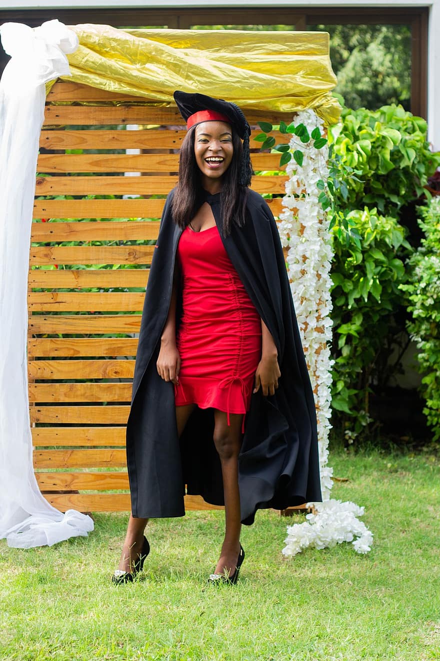 vrouw, diploma uitreiking, rode jurk, jurk, glimlach, glimlachen, een persoon, volwassen, kijkend naar de camera, traditionele klederdracht, vrolijk
