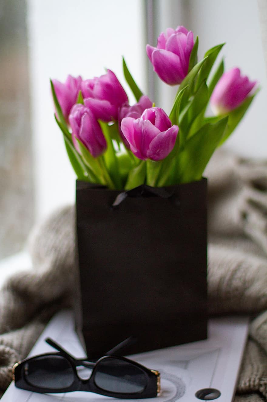 tulipas, buquê de flores, óculos, embalagem de presente, glamour, estilo, suéter, flores, plantar, flores cor de rosa, pétalas