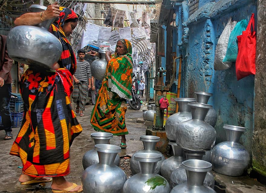 des conteneurs, Souffrance de l'eau, village, Dhaka, le bangladesh, la pénurie d'eau, s'aligner, Pompe à eau à main, femmes, Collecte d'eau, Urbain