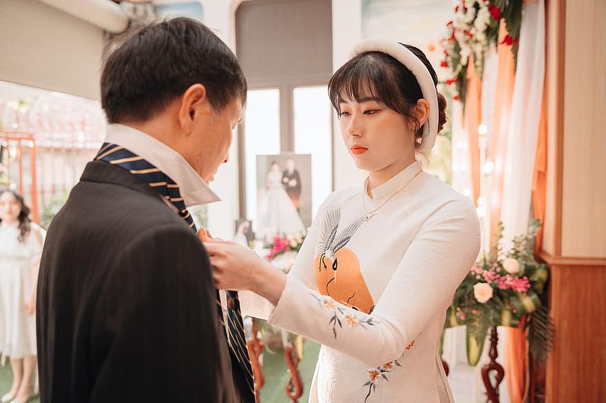 vietnamesisk brud, vietnamesisk bryllup, far til bruden, ao dai, tradisjonelt bryllup, bryllupskjole, sminke, mote, kvinne, Mann, slips