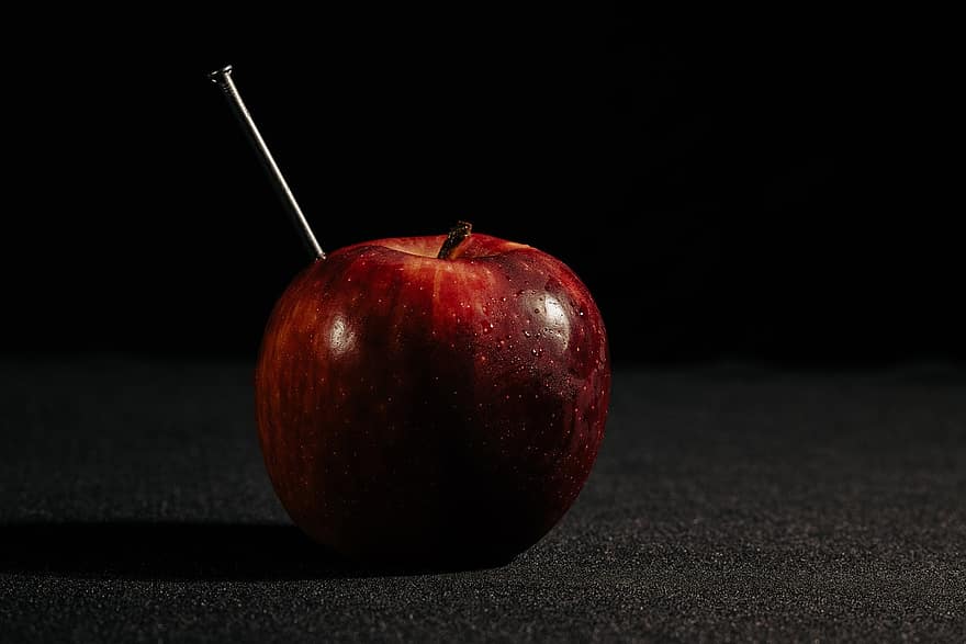 แอปเปิ้ล, ผลไม้, เล็บ, ใกล้ชิด, ความสด, อาหาร, วัตถุหนึ่งชิ้น, รับประทานอาหารเพื่อสุขภาพ, พื้นหลังสีดำ, สุก, อินทรีย์