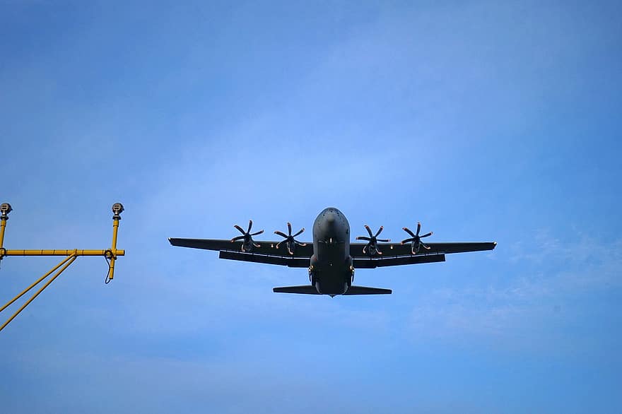 エアバスA400mアトラス、軍事、航空機、ロッキードC-130ヘラクレス、戦争、軍、空軍、飛行機、航空、交通手段、飛行