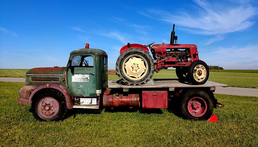 kjøretøy, lastebiler, traktor, jordbruk, gård, gammel, retro, nostalgi, rust, skyer, himmel