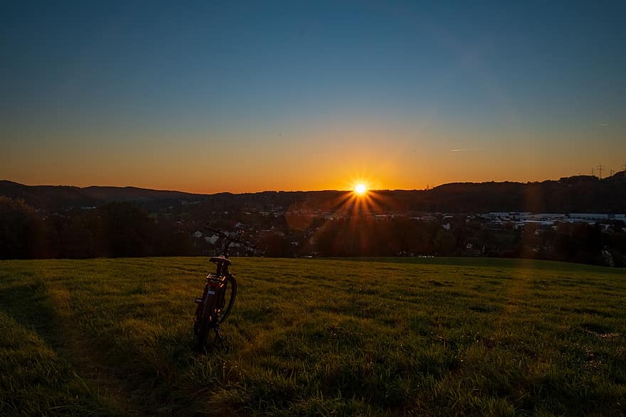 vélo, le coucher du soleil, Prairie, soir, Eitorf, Région de Sieg