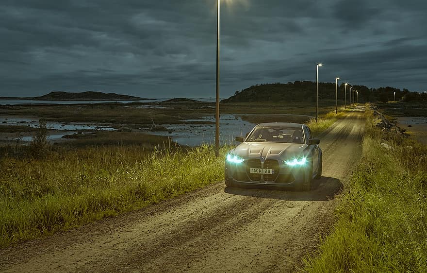 夜、BMW M3 G80、ノルウェー、BMW、田舎、自然、ドライブ、道路、車、速度、陸上車両