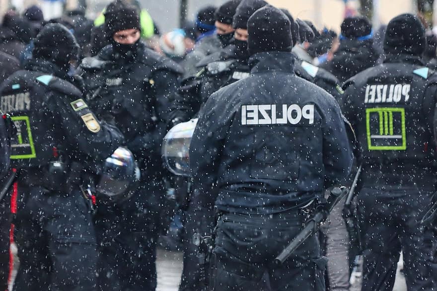Politie, demonstratie, politieagenten, veiligheid, politie werk, sneeuwval, straat, menigtecontrole, politie, mannen, winter