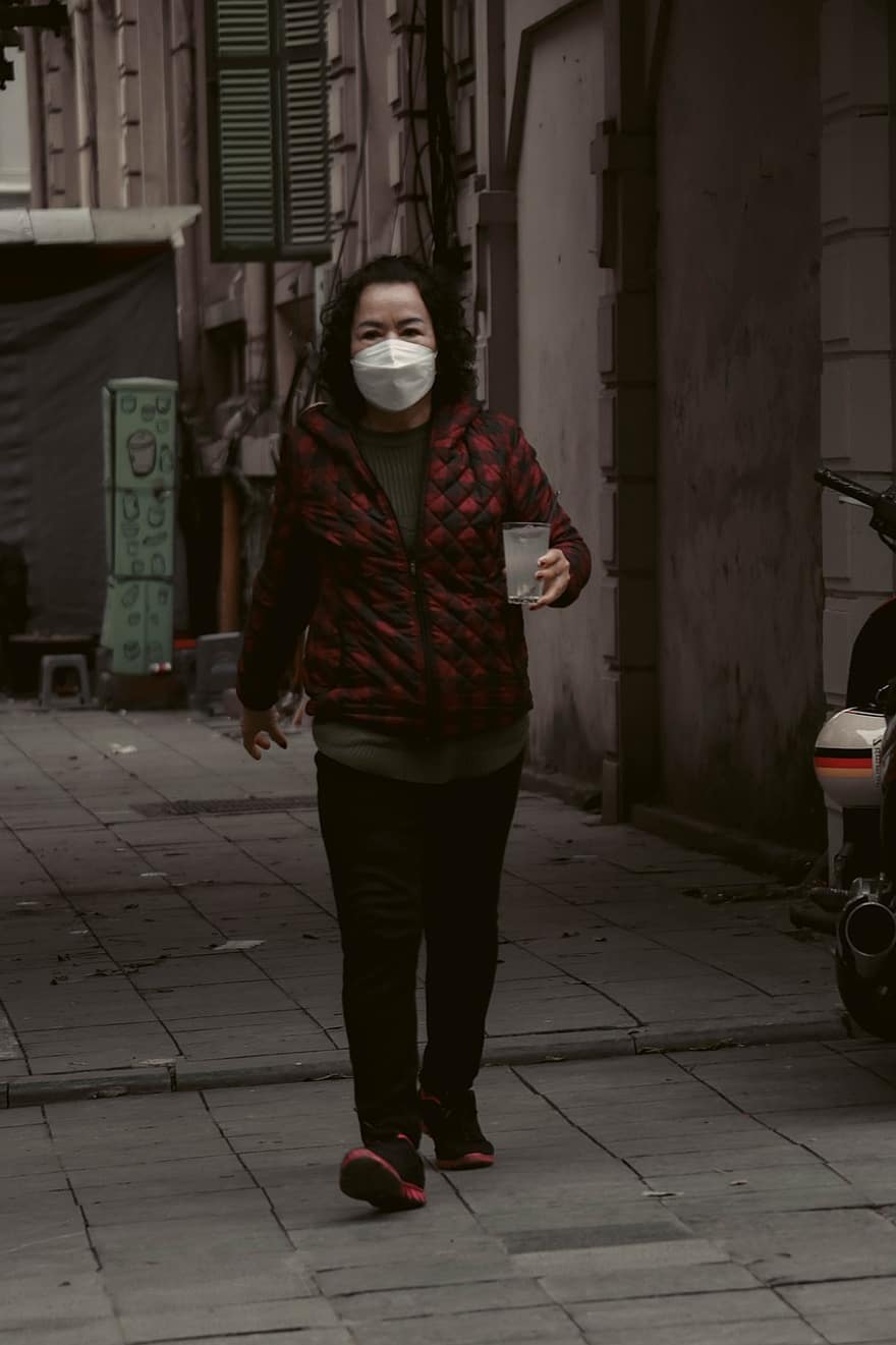mulher, máscara falsa, covid-19, Novo Normal, rua, Vietnã, Hanói, retrato, fêmea, homens, uma pessoa