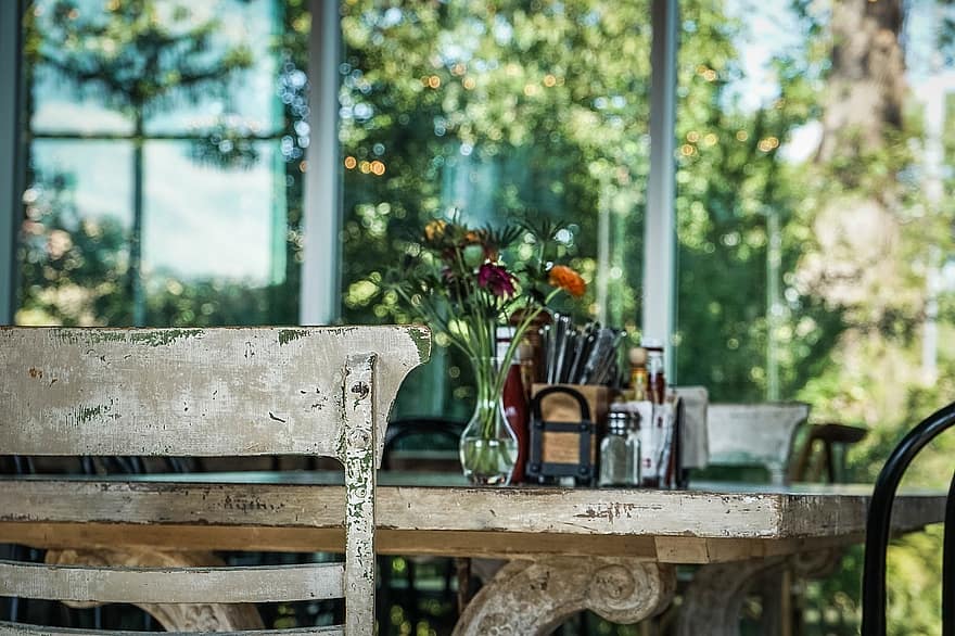 yemek masası, sandalye, vazo, Çiçekler, Çiçek vazosu, tablo, tahta masa, mobilya, kafe, iç, dekorasyon