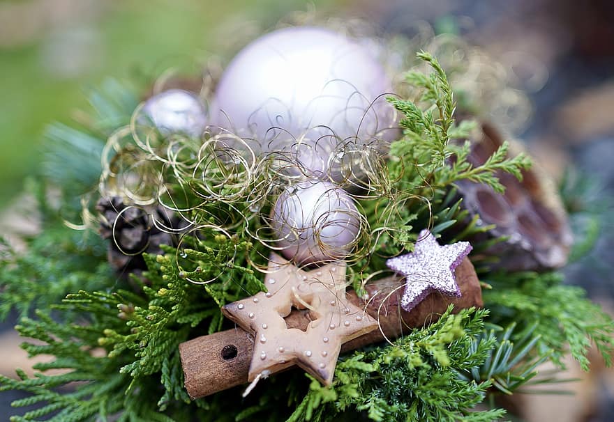 Boże Narodzenie, Adwent, czas świąt, kartka z życzeniami, bombki, dekoracja, świąteczne pozdrowienia, motyw świąteczny, ozdoby choinkowe, kartka świąteczna, świąteczne dekoracje