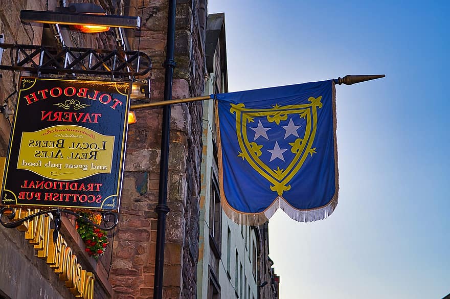 флаг, герб, старое здание, улица, Шотландия, паб, вывески, геральдика, значок