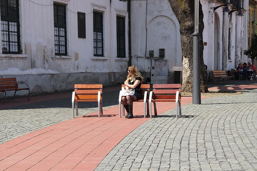 pergalės aikštėje, moteris, sėdi, miesto aikštė, Šviesiaplaukis, Timisoara, Rumunija