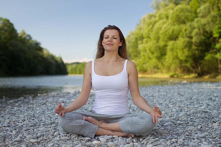 vrouw, yoga, meditatie, ontspanning, natuur, stenen, strand, rivier-, water, bomen, herstel