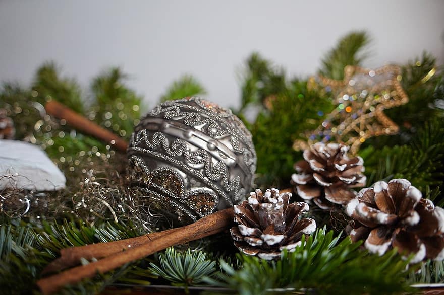 Новогодние шары, сосновые шишки, еловые ветки, палочка корицы, рождество, рождественские безделушки, рождественские украшения, рождественский декор, украшения, блесна, украшение