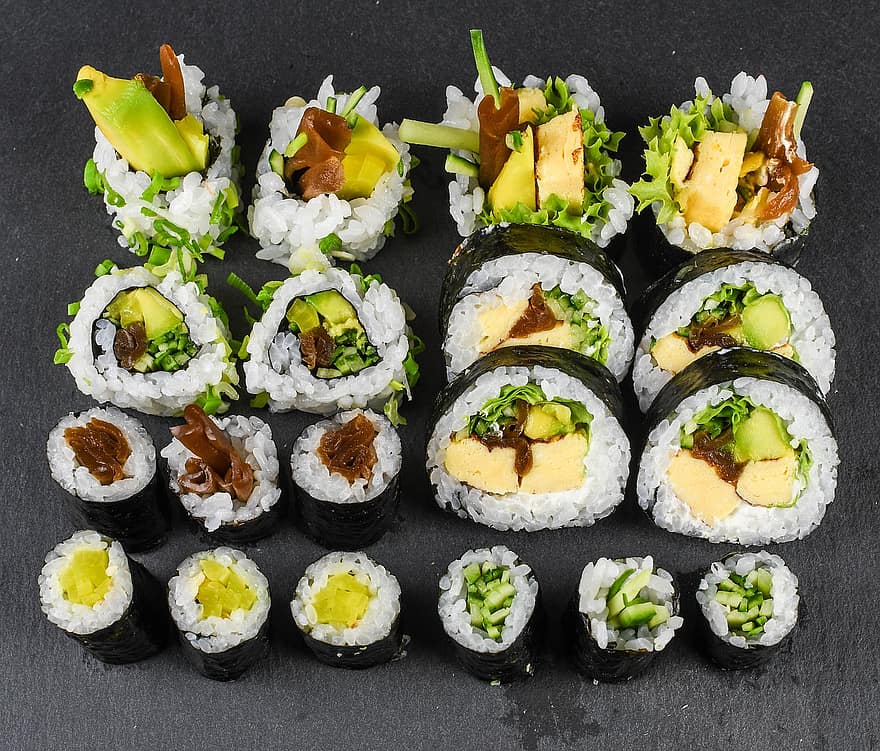 sushi, sushi tekercsek, kalifornia maki, japán étel, japán konyha, élelmiszer, tenger gyümölcsei, ínyenc, frissesség, étkezés, ebéd