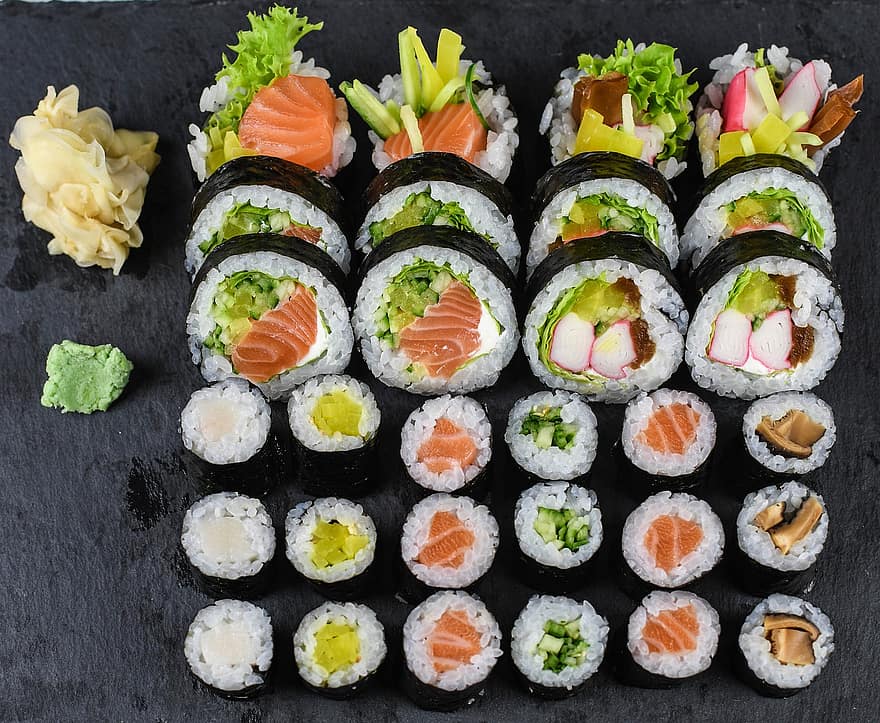 سوشي ، لفات السوشي ، لفات كاليفورنيا ، كاليفورنيا ماكي ، الطعام الياباني ، المطبخ الياباني