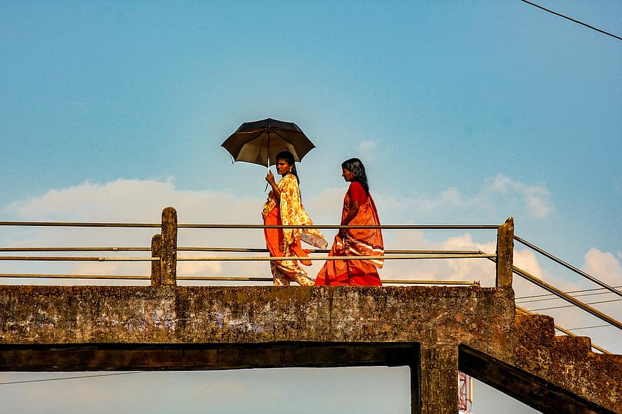 الهند ، ولاية كيرالا ، المياه النائية ، زاهى الألوان ، نساء ، أسرة ، اللباس التقليدي