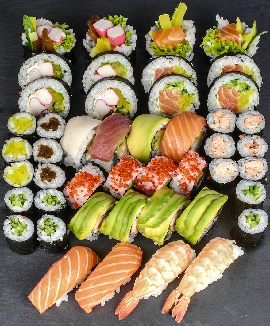 sushi, rotllos de sushi, california maki, menjar japonès, cuina japonesa, rotllos de california, menjar, marisc, gourmet, frescor, cultures