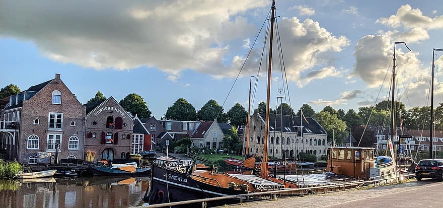 Dokkum, pueblo, canal, Países Bajos, muelle, pueblo Viejo, edificios, camino acuático, Frisia, barco náutico, arquitectura