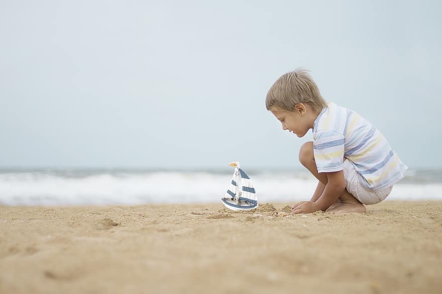 berniukas, žaislinis laivas, papludimys, smėlis, pakrantėje, jūros pakrantėje, žaisti, vaikas, jauni, vaikystėje, šventė