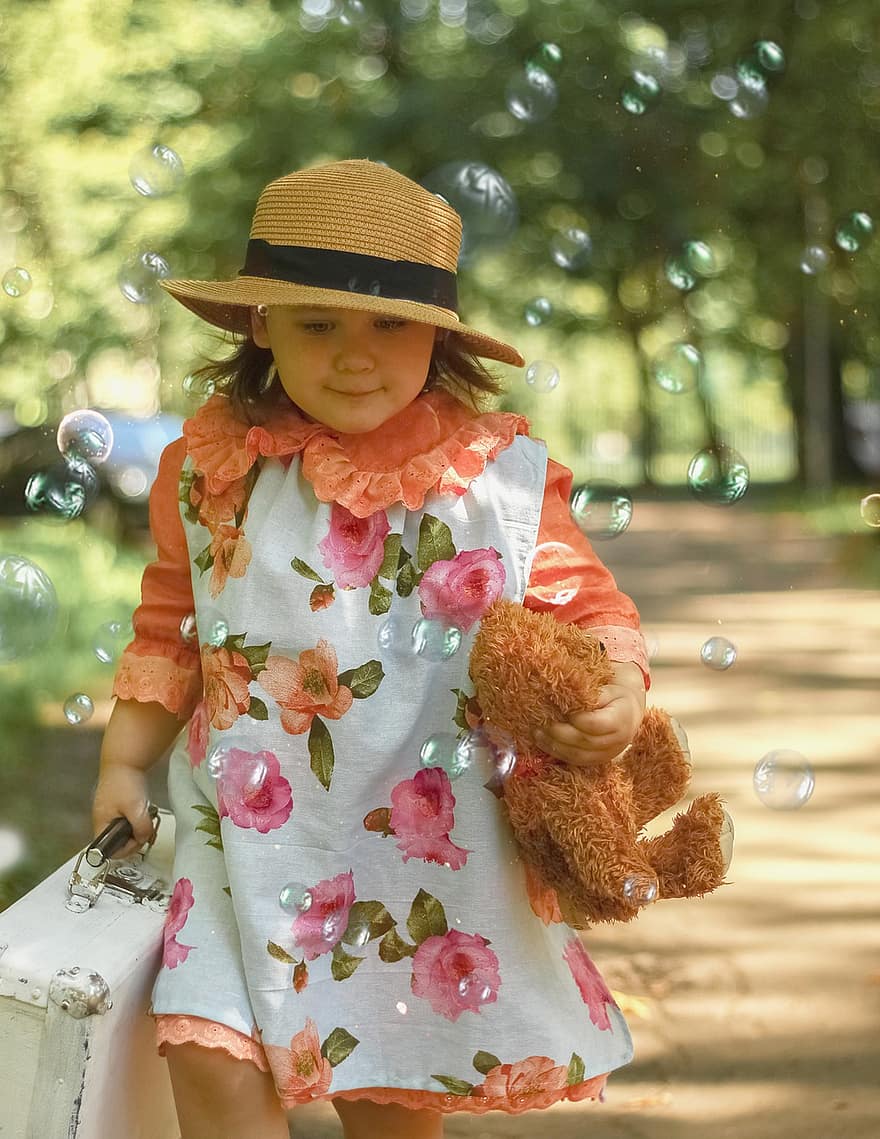 дівчина, дитина, бульбашки, мильні бульбашки, прогулятися, літо, капелюх, плюшевий ведмедик, багаж, портрет, фотознімок