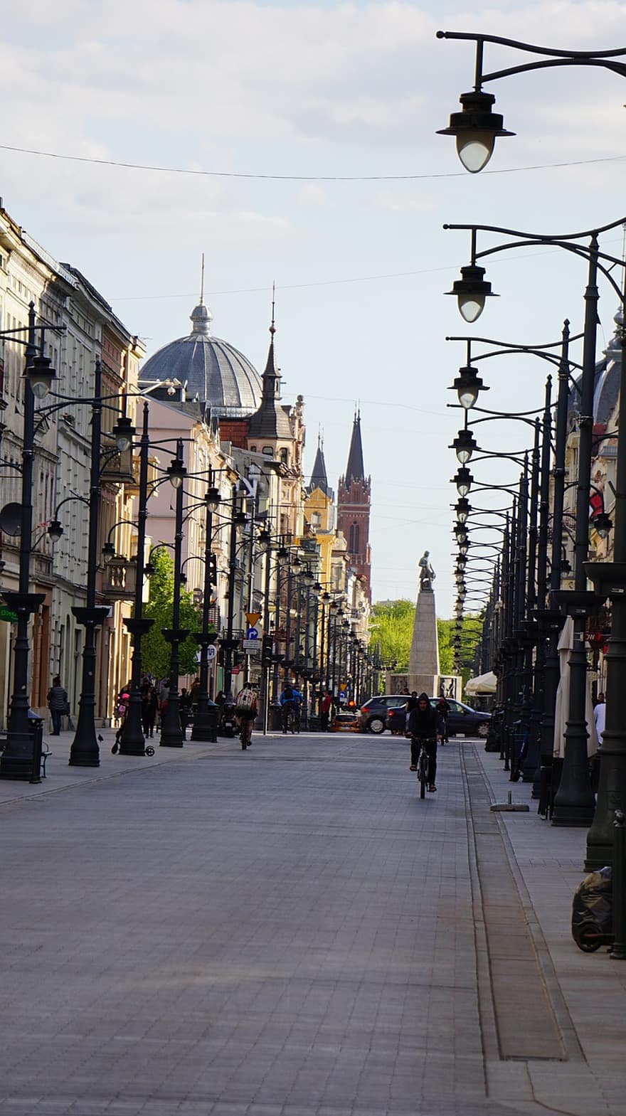Piotrkowska, calle, ciudad, luces de la calle, Lámparas de la calle, ciclista, gente, viajeros, fotografía callejera, Łódź, edificios
