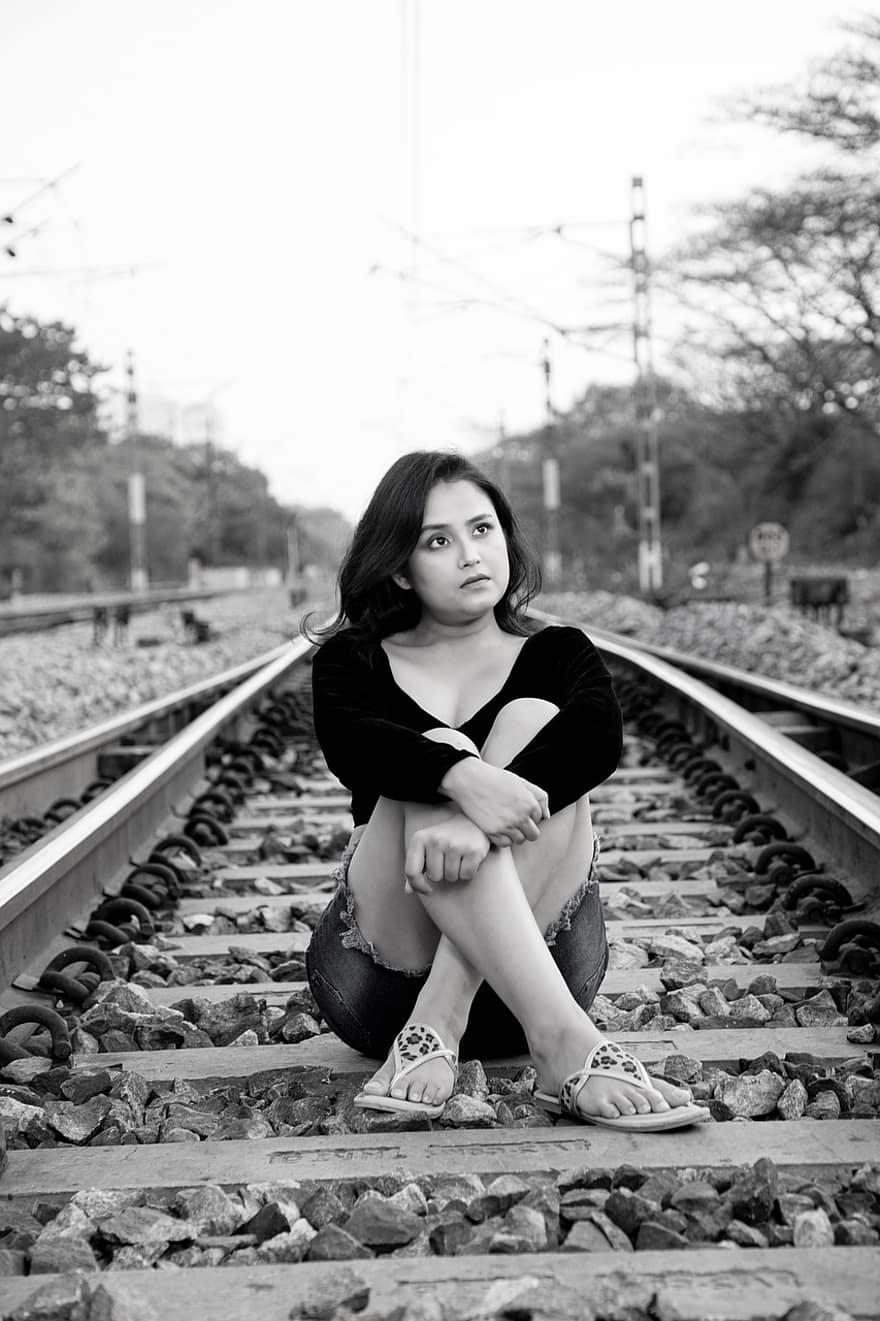Indijos moteris, lauke, geležinkelis, traukinio vėžios, juoda ir balta, portretas, moterys, vienas asmuo, geležinkelio bėgiai, jaunuolis, suaugusiųjų