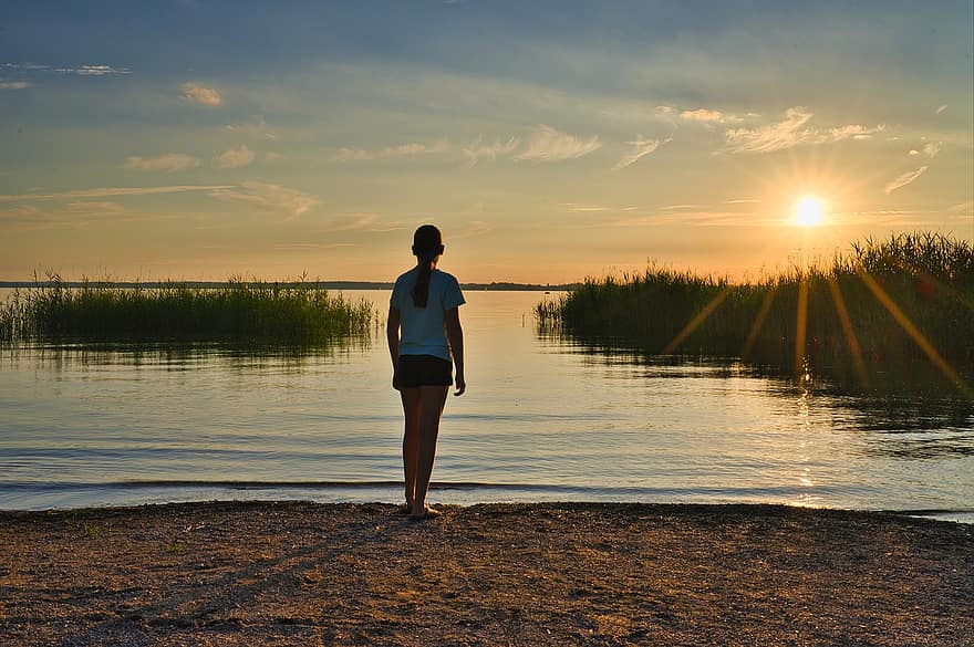 езеро, залез, момиче, вода, слънце, слънчева светлина, брега на езерото, крайбрежие, млада жена, Химзее, Бавария