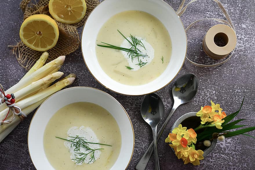 Sup asparagus, Sup sayuran, vegan, makanan sehat, hidangan pembuka, berbaring datar
