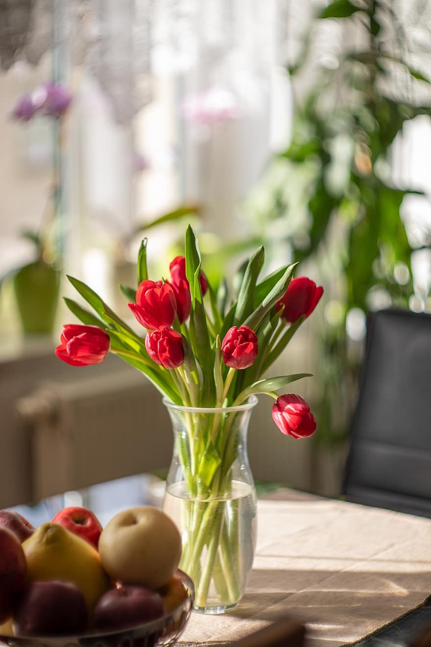 チューリップ、赤い花、花器、花束、花瓶、花、テーブル、工場、鮮度、屋内で、緑色
