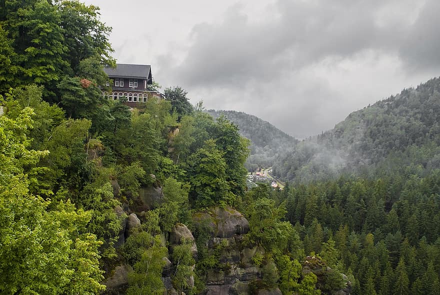 oybin, góry zittau, lausitz, zwiedzanie, las, Góra, średniowiecze, ścieżka, Kompleks zamkowy, skała, chmury
