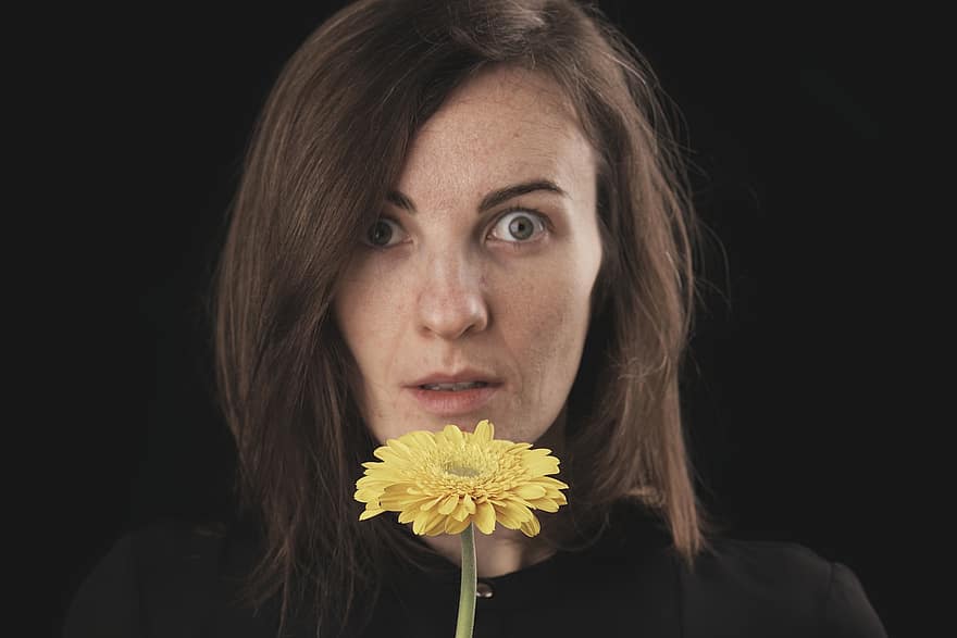 Woman, Expression, Flower, Daisy, Valentine's Day, Gift, Romantic, Romance, Love, Face, Girl