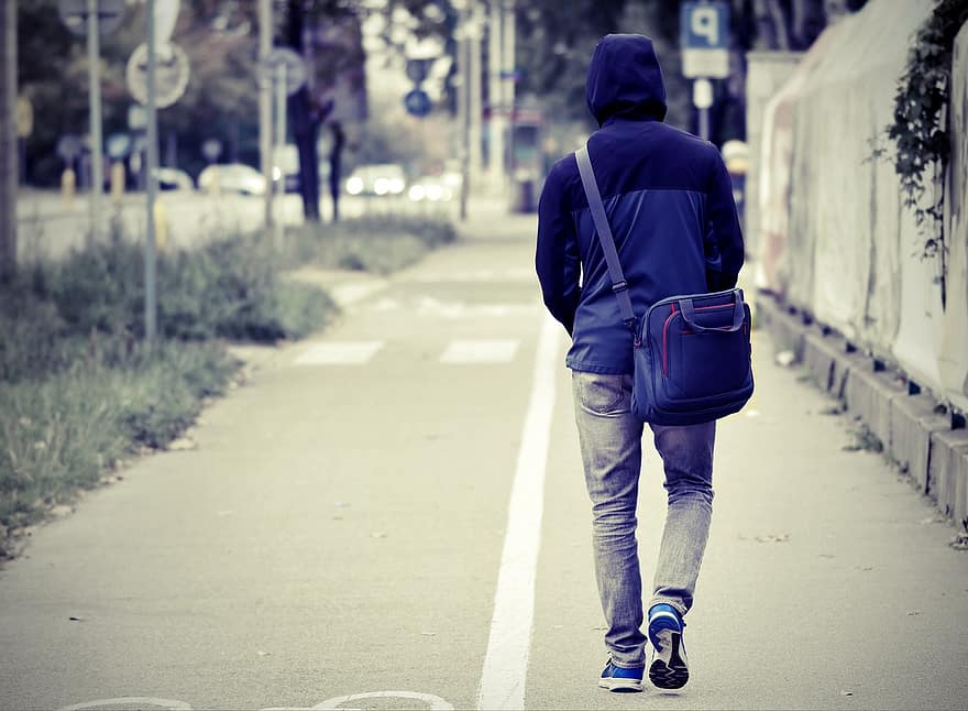 мъж, ходене, улица, тротоар, паваж, път, чанта за рамо, дреха с качулка, на открито, градски