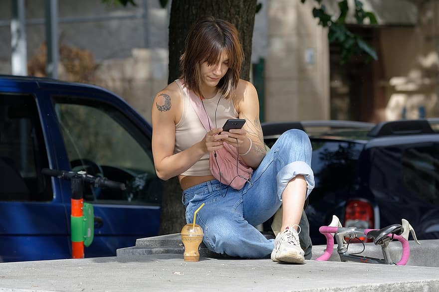 жена, седнал, смартфон, улица, дънки, татуировка, велосипед, автомобили, отпускащ, дърво, град