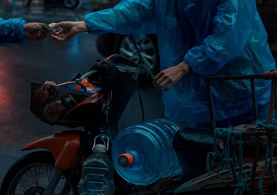 scooter, livreur, Paiement, le vietnam, hanoi, la vie, homme, moto, réservoir d'eau, marché, en plein air