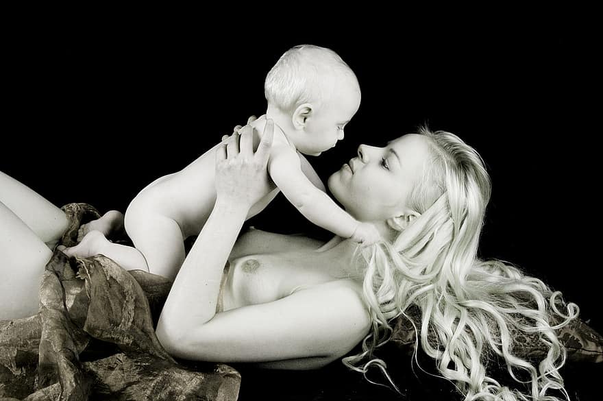 femeie tânără, blondă, bebelus, mamă și copil, frumuseţe, echilibru, satisfăcut, nepăsător, relaxa, frumos, fericit