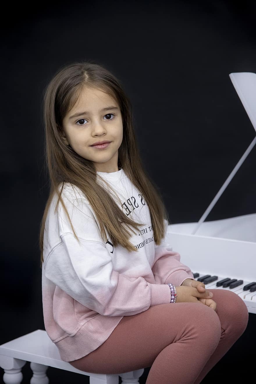 kleine meid, piano, kind, portret, schattig, een persoon, meisjes, kinderjaren, opleiding, zittend, glimlachen
