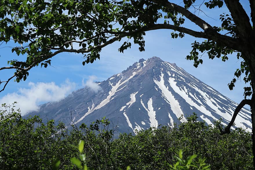 koryaksky-vulkaan, kamchatka, zomer, sneeuw