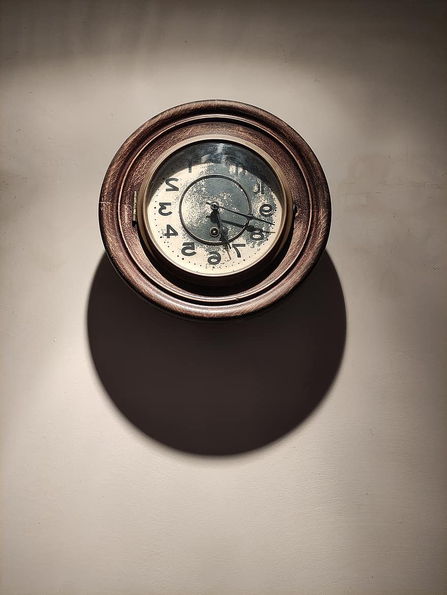 clock, wall, vintage, single object, old, close-up, old-fashioned, antique, metal, minute hand, backgrounds