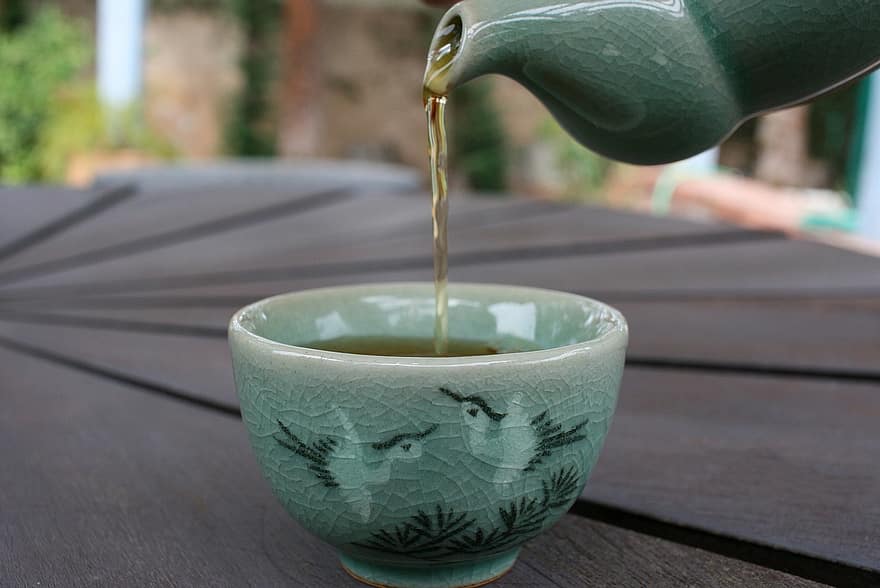 شاي ، فنجان شاي ، ابريق الشاي ، يصب ، يشرب ، مشروب ، كوب ، عشبي ، صحي ، تقليدي ، كأس اليشم