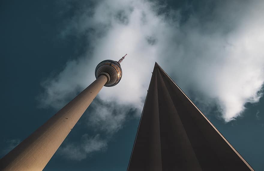alexanderplatz, tour de télévision, architecture, des nuages, ciel, immeubles, grattes ciels, l'horizon, la tour, point de repère, attraction touristique