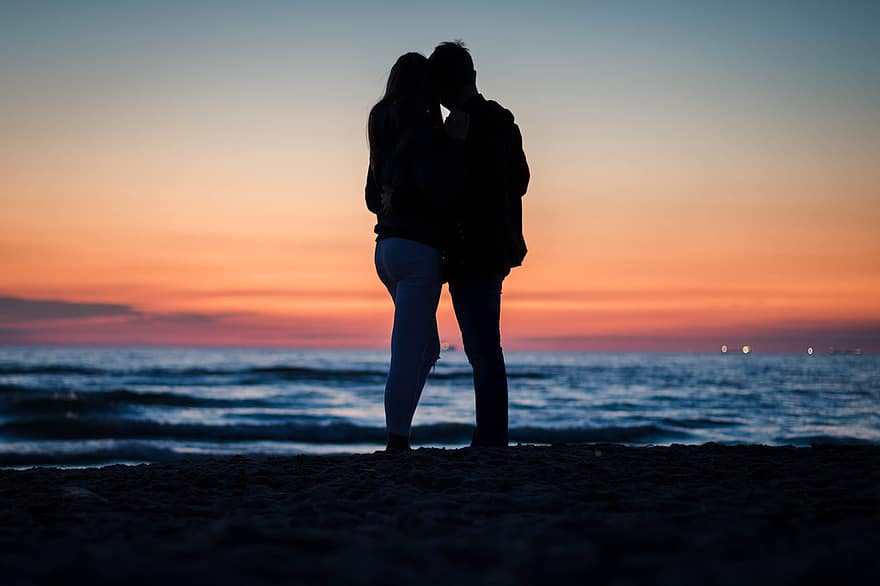 parella, platja, siluetes, posta de sol, vespre, abraçada, home i dona, crepuscle, amor, relació, estiu